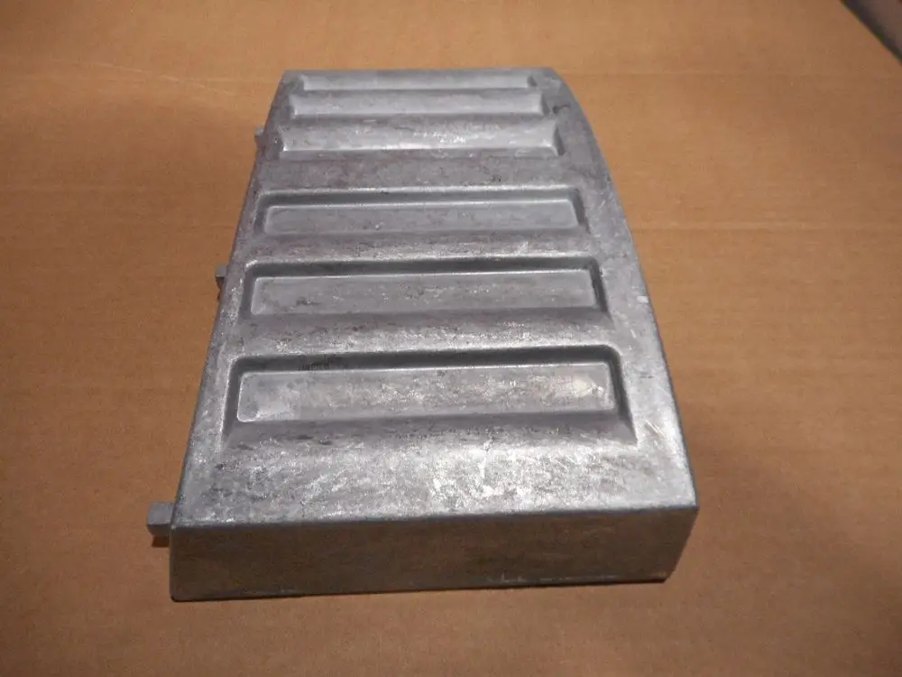Aluminium-Luftkasten von Remeha, rechteckiges Element mit fünf horizontalen Rillen, auf braunem Karton hinterlegt.